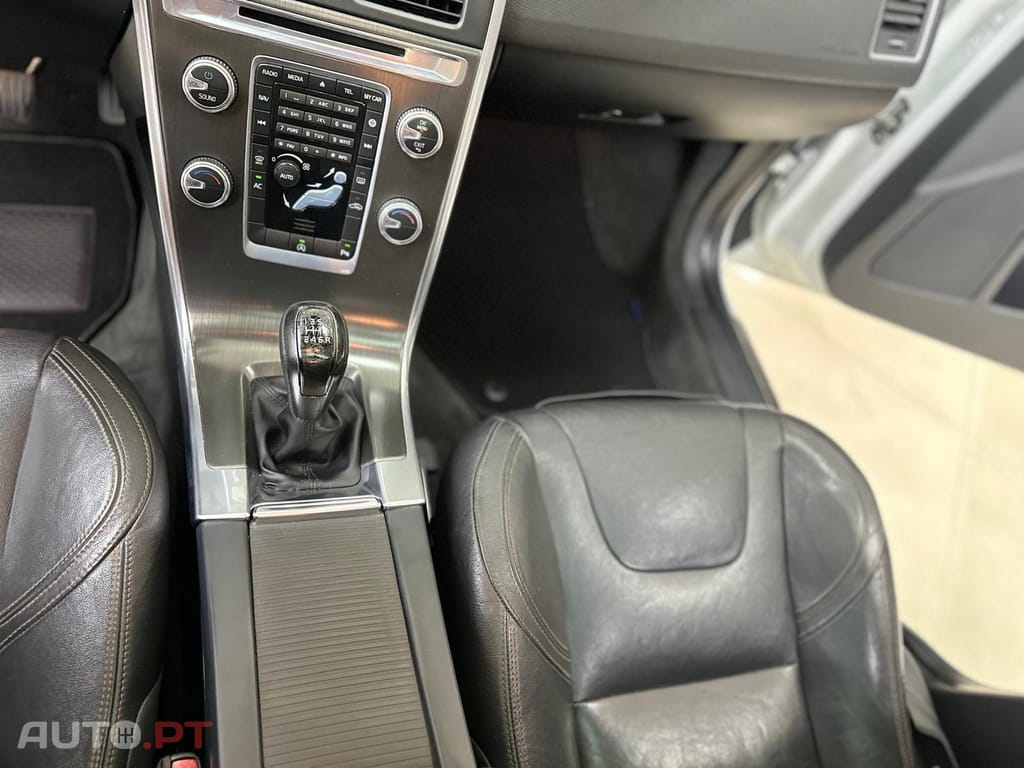 Volvo XC60 2.0 D4 R-Design Momentum