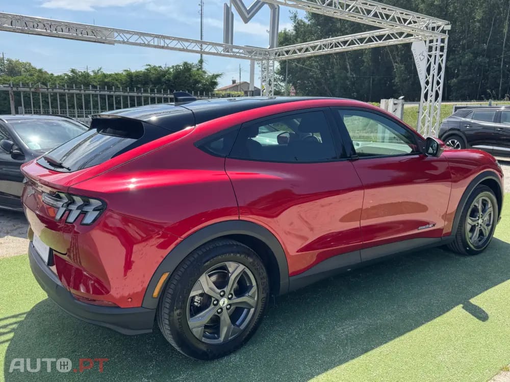 Ford Mustang Mach-E Alargada