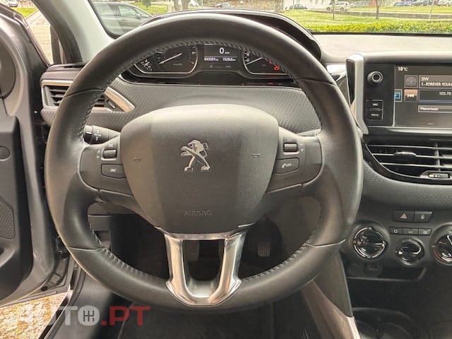 Peugeot 2008 1.2 PURETECH STYLE