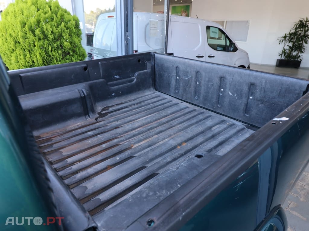 Toyota Hilux 2.4 TD LN165LSR Tracker