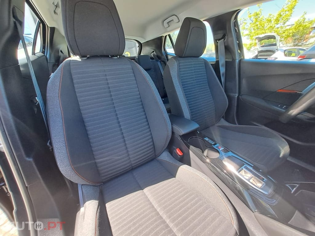Peugeot E-2008 50 kWh Active