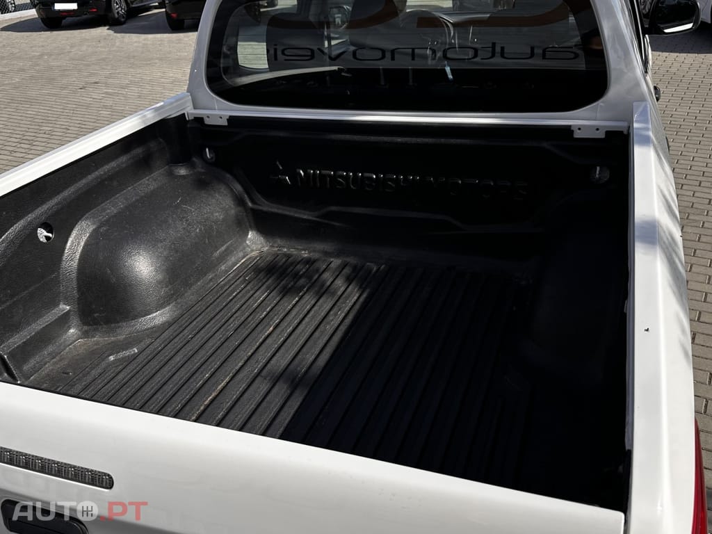 Mitsubishi L200 2.4 DI-D Club Invite CC 4WD