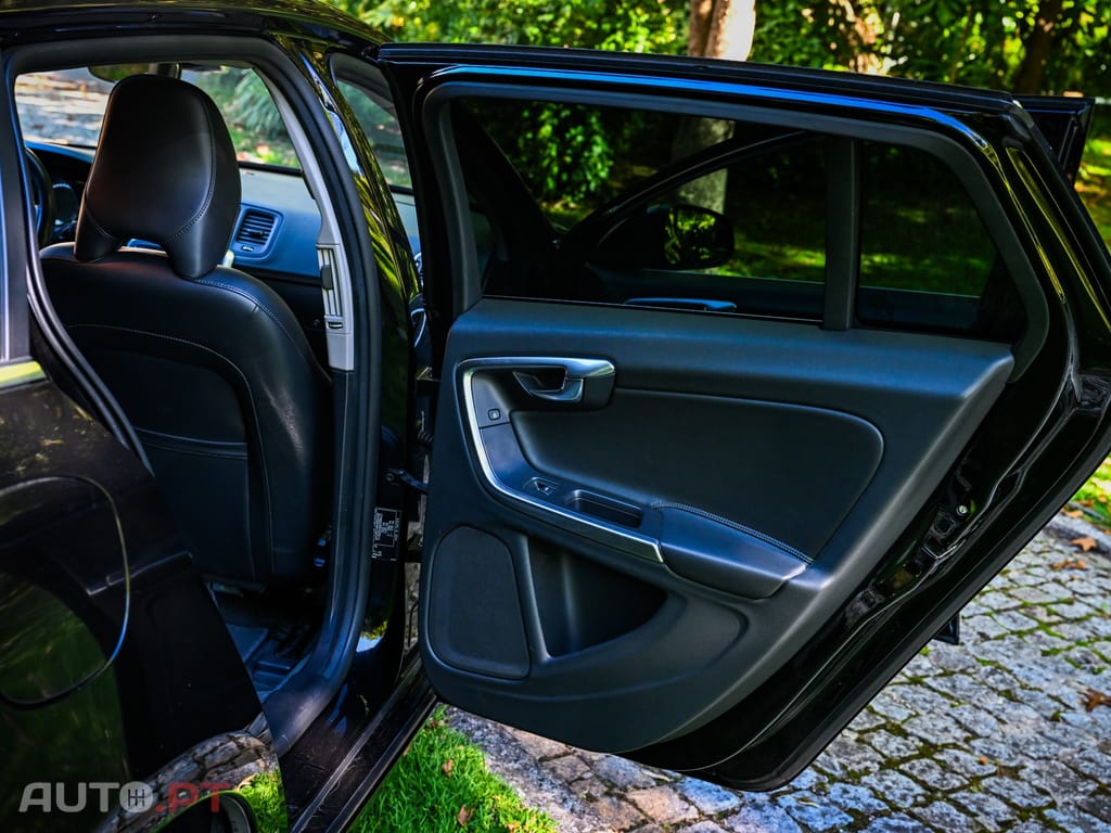 Volvo V60 2.4 D6 R-Design Momentum AWD Phev