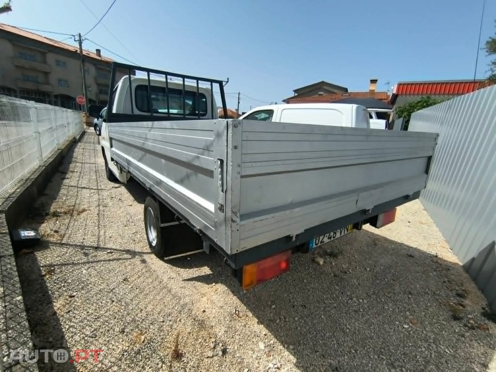 Hyundai H-1 Starex caixa aberta com rodado duplo