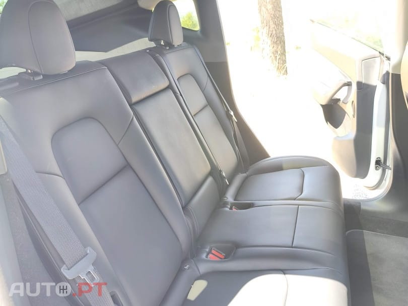 Tesla Model Y SR RWD — fotografia 9