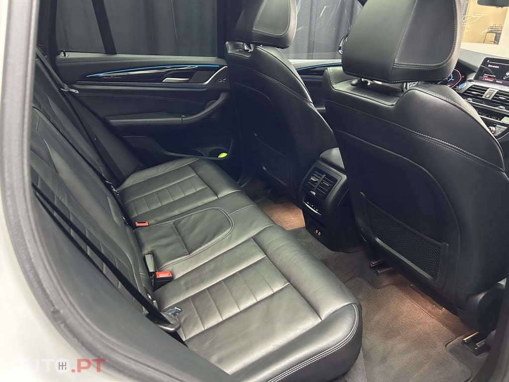 BMW iX3 Impressive Dark Shadow