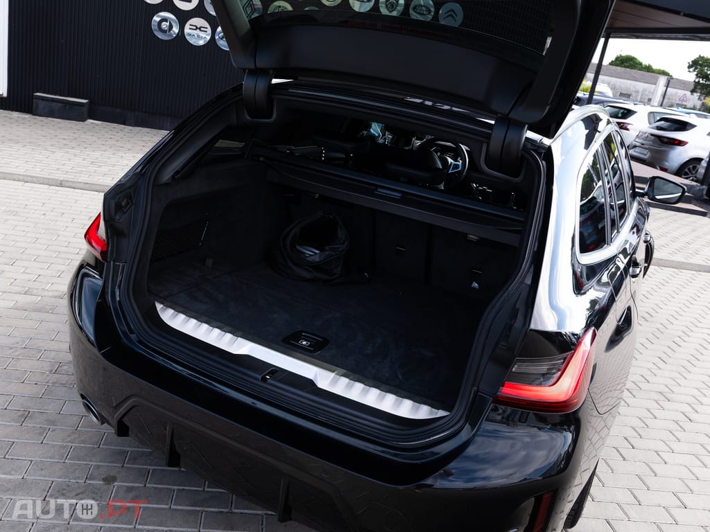 BMW 320 e Pack Desportivo M Auto — fotografia 11