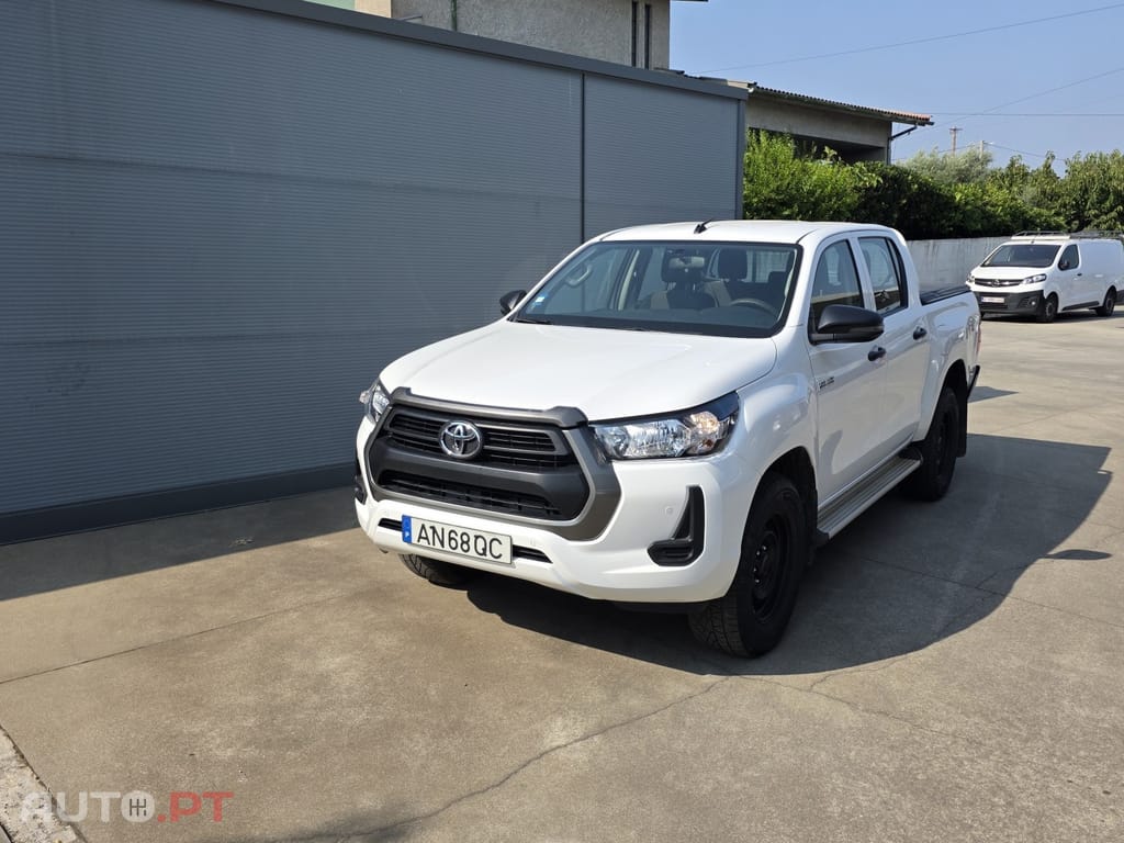 Toyota Hilux 2.4 D-4D 4WD CD CM — fotografia 2