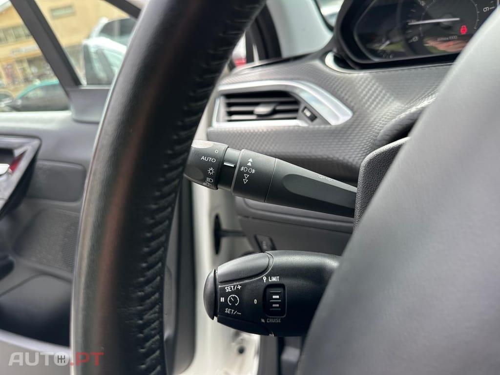 Peugeot 208 1.2 PureTech Signature