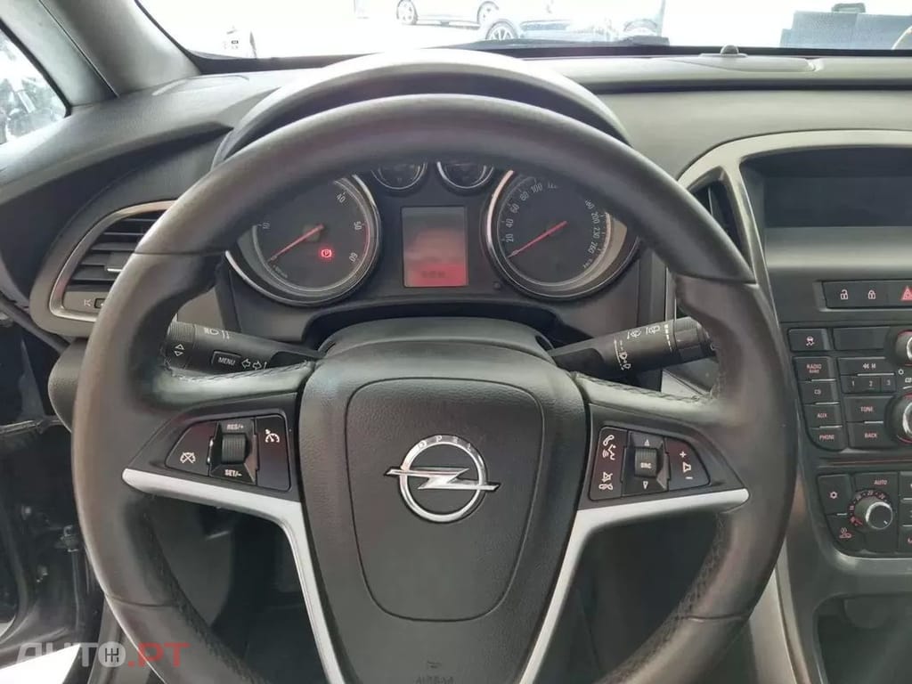 Opel Astra 1.7 CDTi Edition — fotografia 11