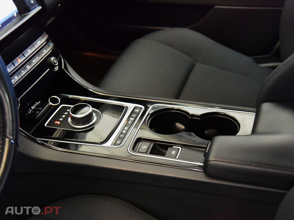 Jaguar XE 2.0 D Portfolio Aut.