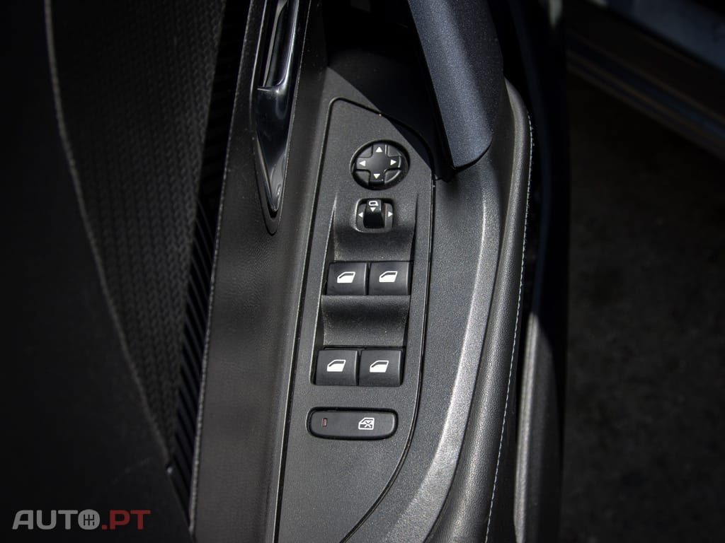 Peugeot 2008 1.2 PureTech Allure EAT6