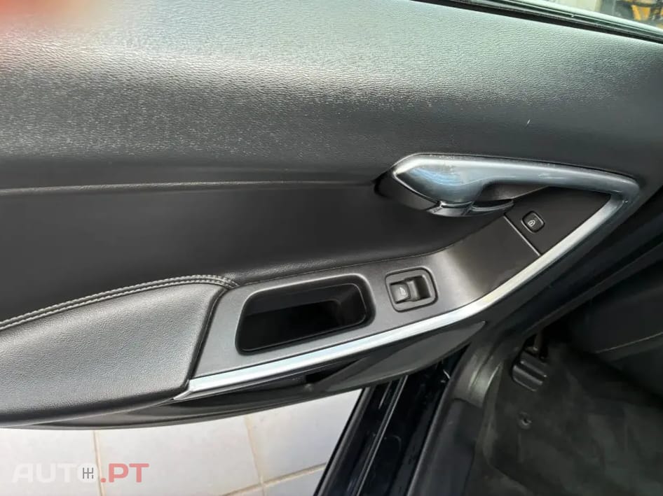 Volvo V60 2.4 D6 R-Design Momentum AWD Phev