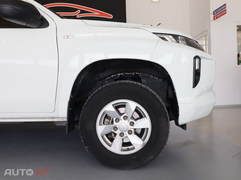 Mitsubishi L200 2.3 DI-D CD Invite 4WD