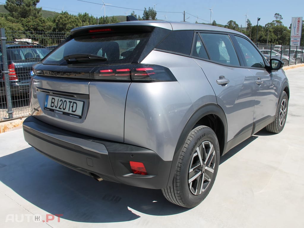 Peugeot 2008 1.2 PureTech Active — fotografia 3