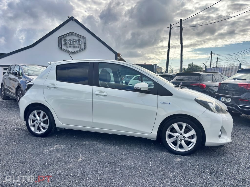 Toyota Yaris 1.5 HSD Square Collec.White