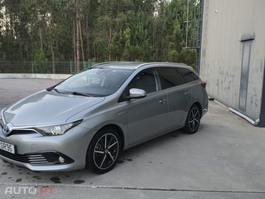 Toyota Auris Touring Sports 1.8HSD SQUARE COLLECTION