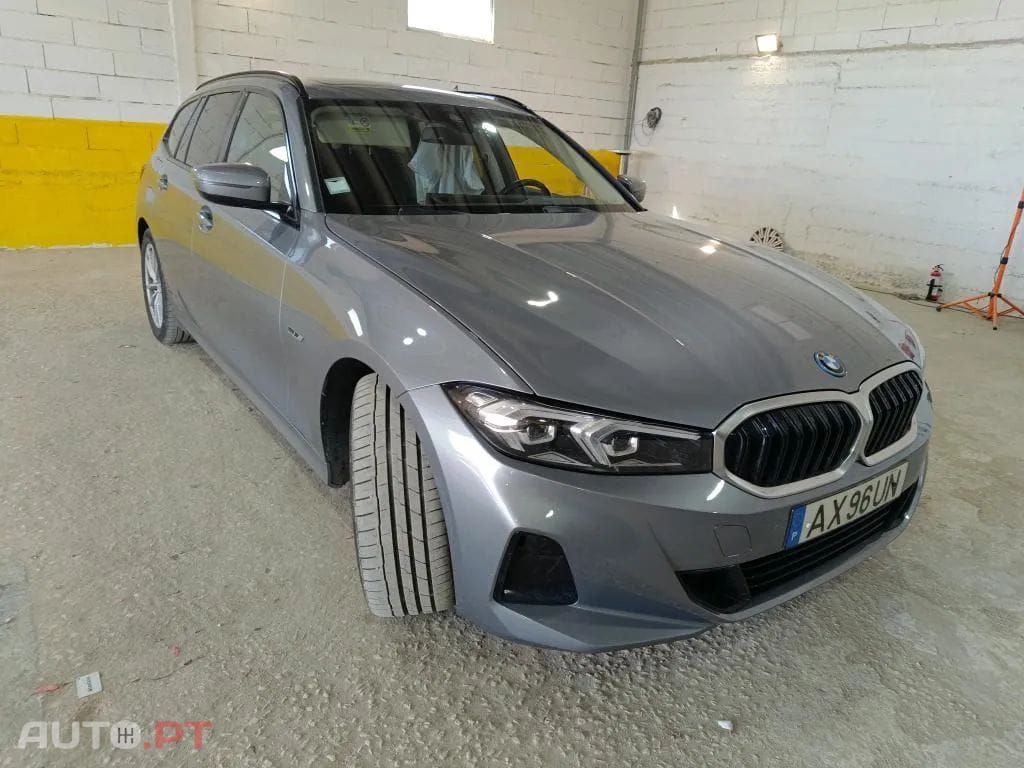 BMW 330 e Touring Auto