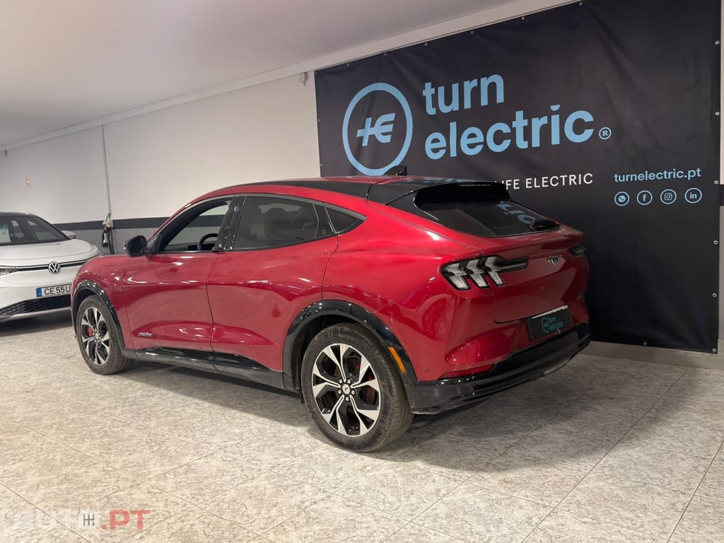 Ford Mustang Mach-E Alargada