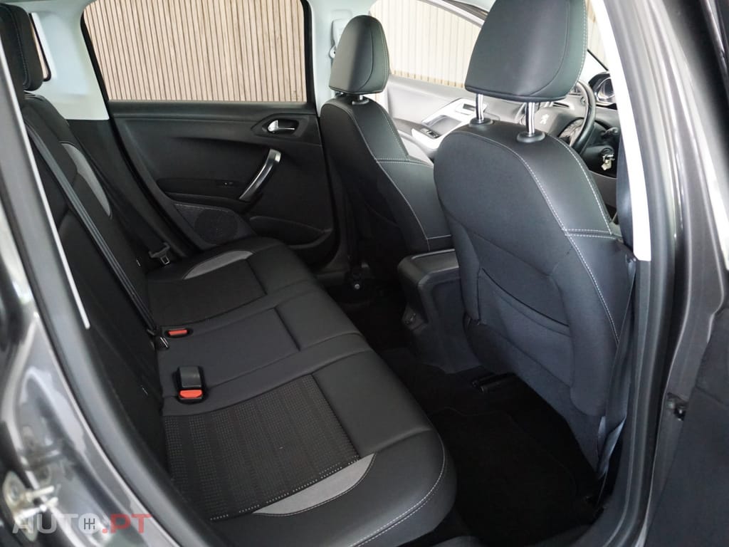 Peugeot 2008 1.2 PureTech Allure EAT6