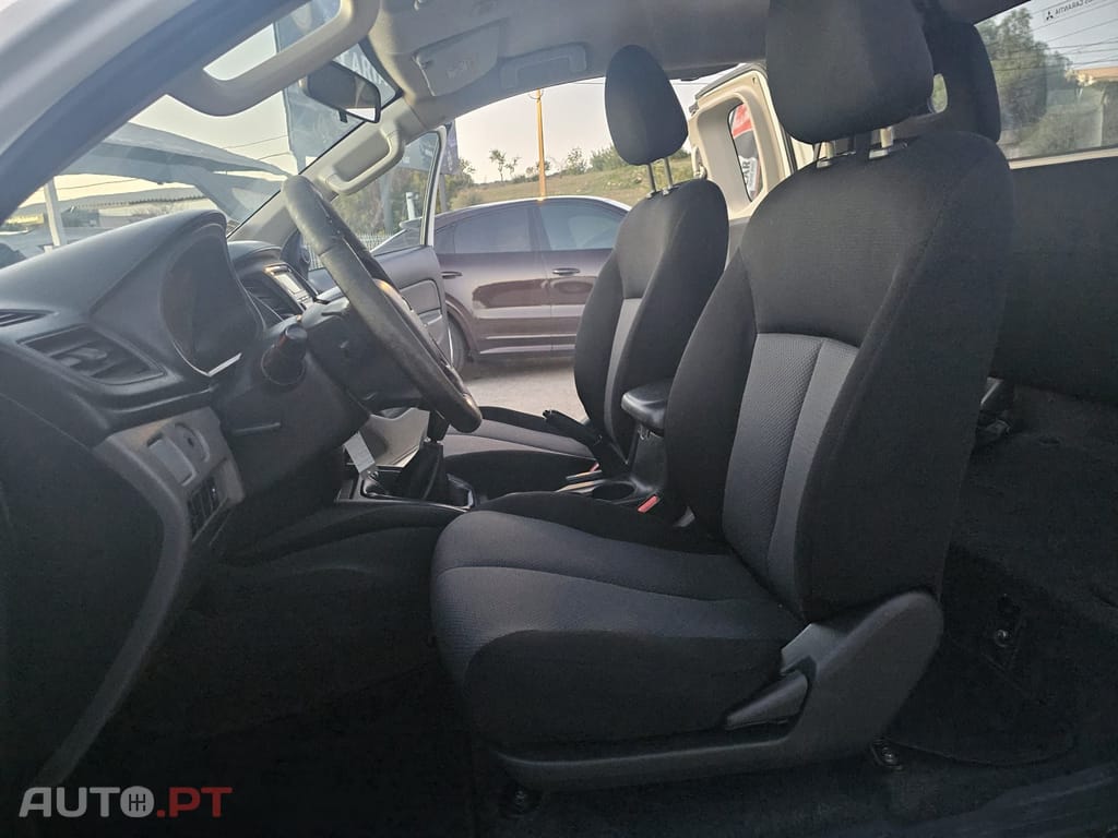 Mitsubishi L200 2.4 DI-D CD Invite 4WD