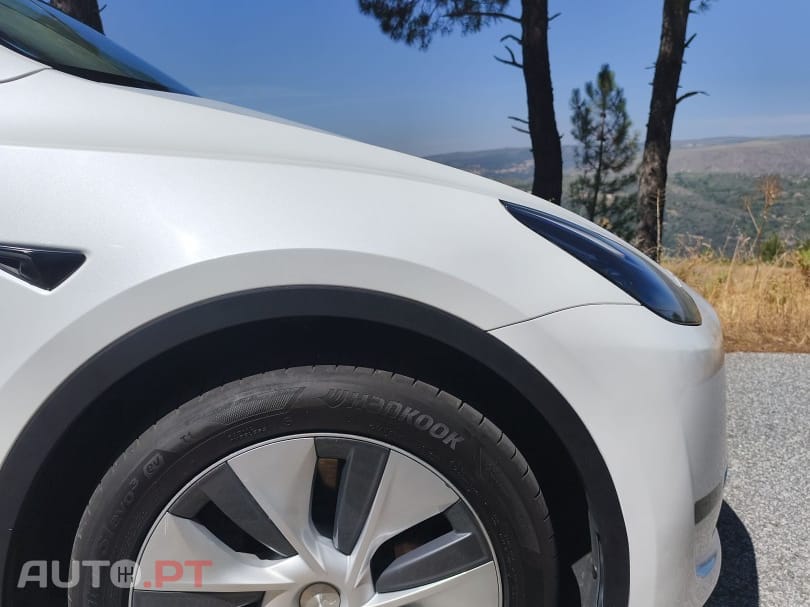 Tesla Model Y SR RWD — fotografia 14