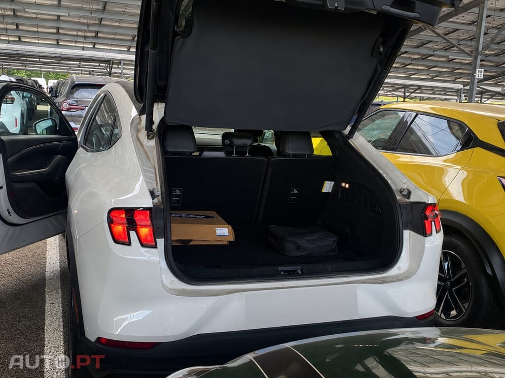 Ford Mustang Mach-E 75.7 kWh Base