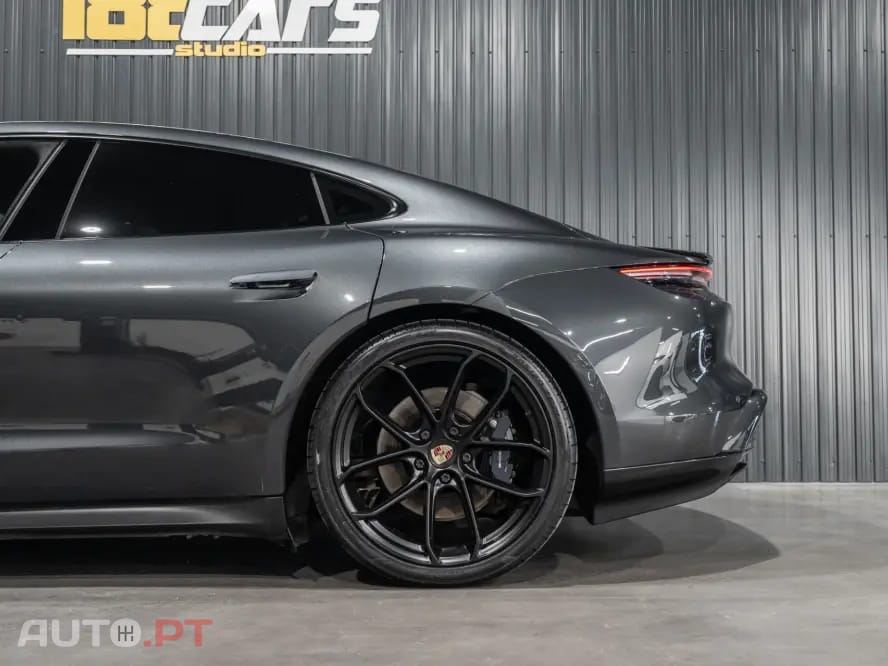 Porsche Taycan 4