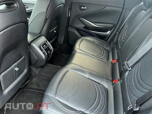 Aston Martin DBX 4.0 V8