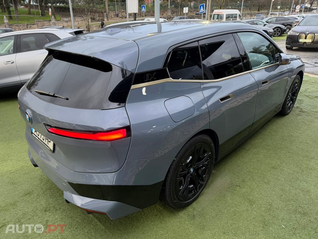 BMW iX xDrive 40 Pack Desportivo