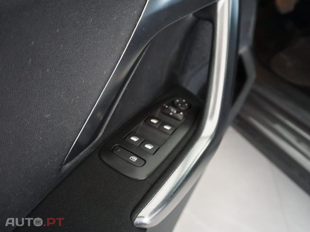 Peugeot 2008 1.2 PureTech Allure EAT6