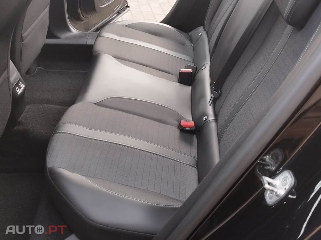 Peugeot E-2008 50 kWh Allure