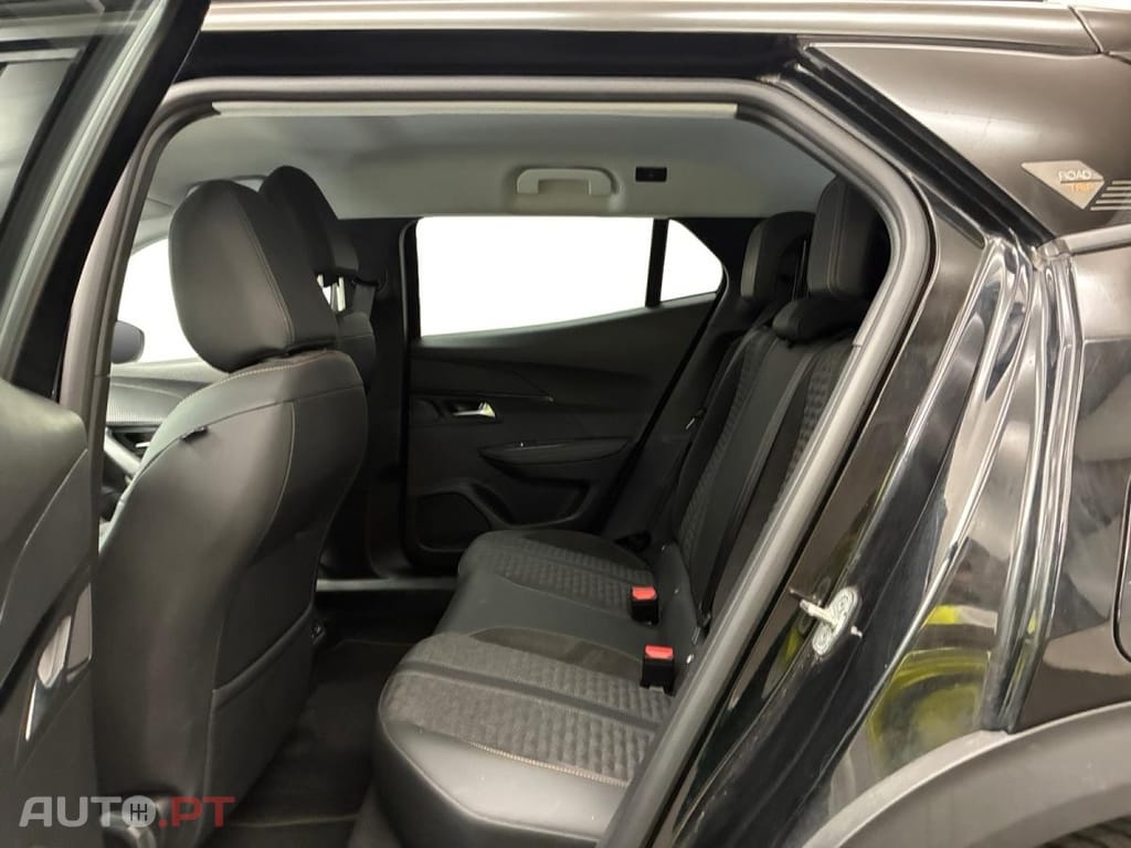 Peugeot E-2008 50 kWh Allure Pack