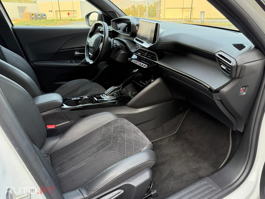 Peugeot 2008 PureTech 155 EAT8 GT
