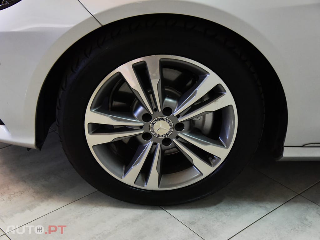 Mercedes-Benz E 300 BlueTEC Hybrid Avantgarde