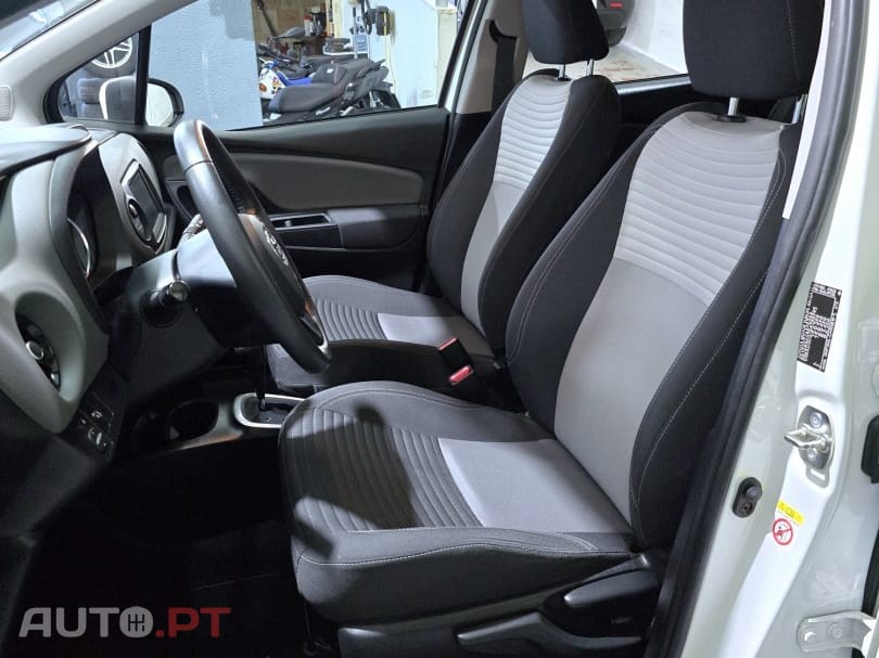 Toyota Yaris 1.5 HSD Comfort — fotografia 12