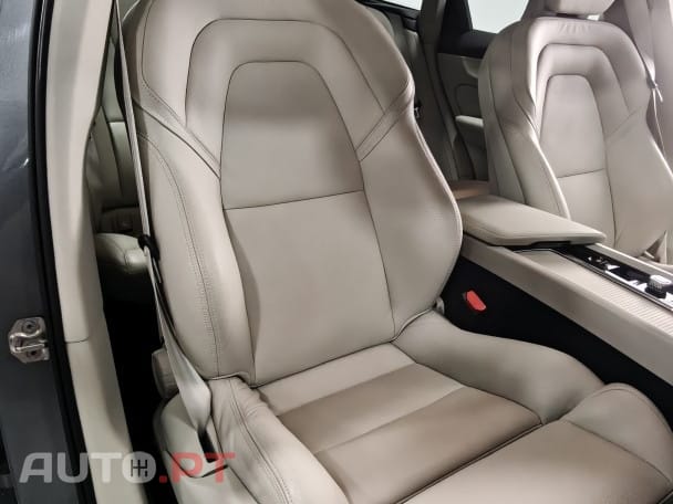 Volvo XC60 2.0 T8 PHEV Momentum Plus AWD