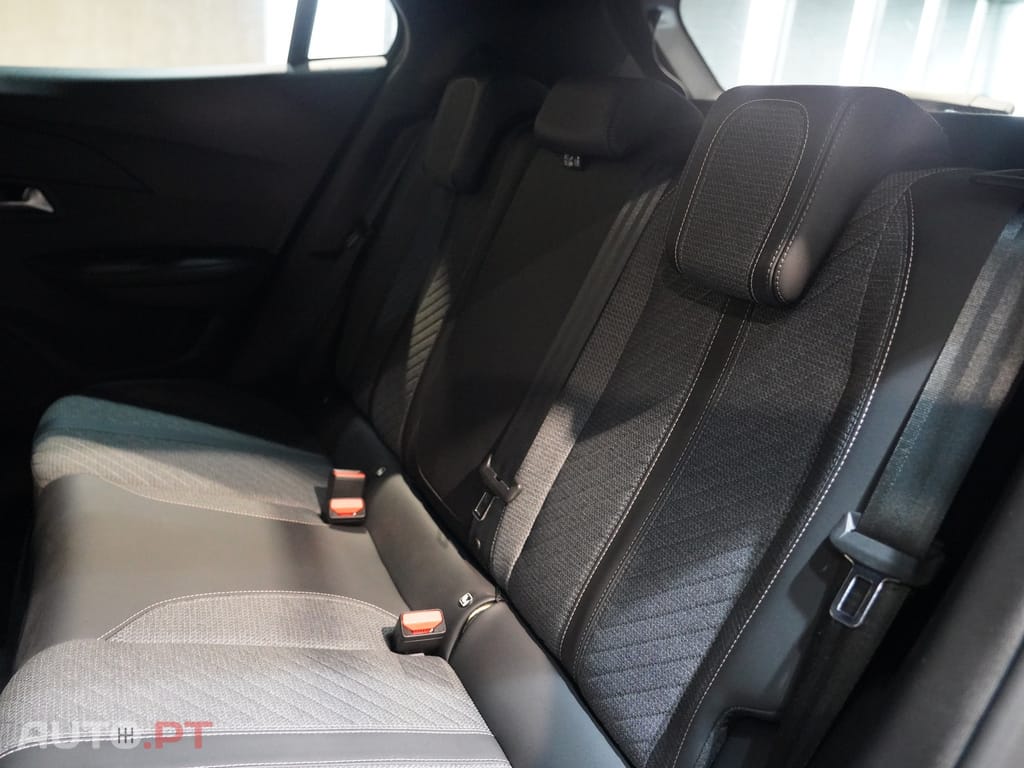 Peugeot 2008 1.2 Hybrid Allure e-DCS6