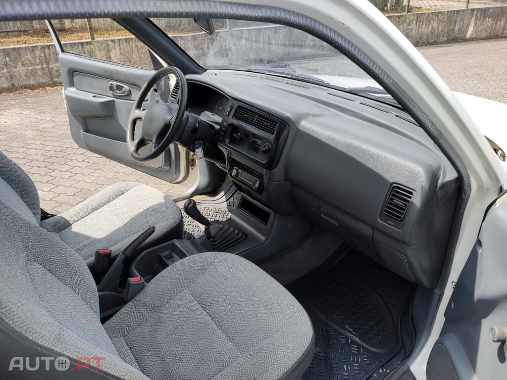 Mitsubishi L200 2.5D 4 LUGARES