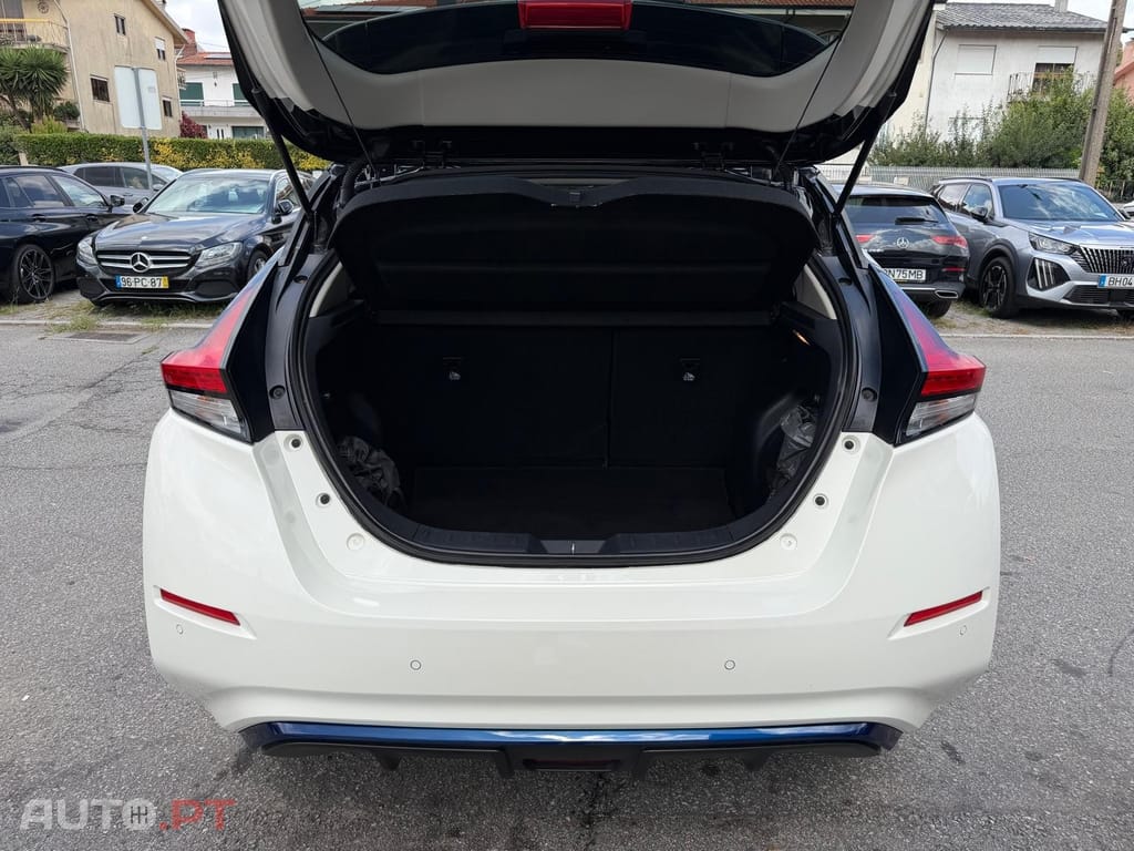 Nissan Leaf N-Connecta Two Tone