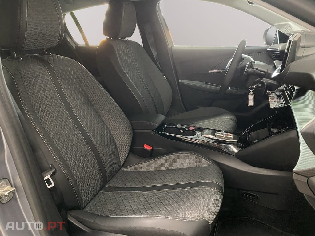Peugeot 208 1.2 Hybrid Allure e-DCS6 — fotografia 17