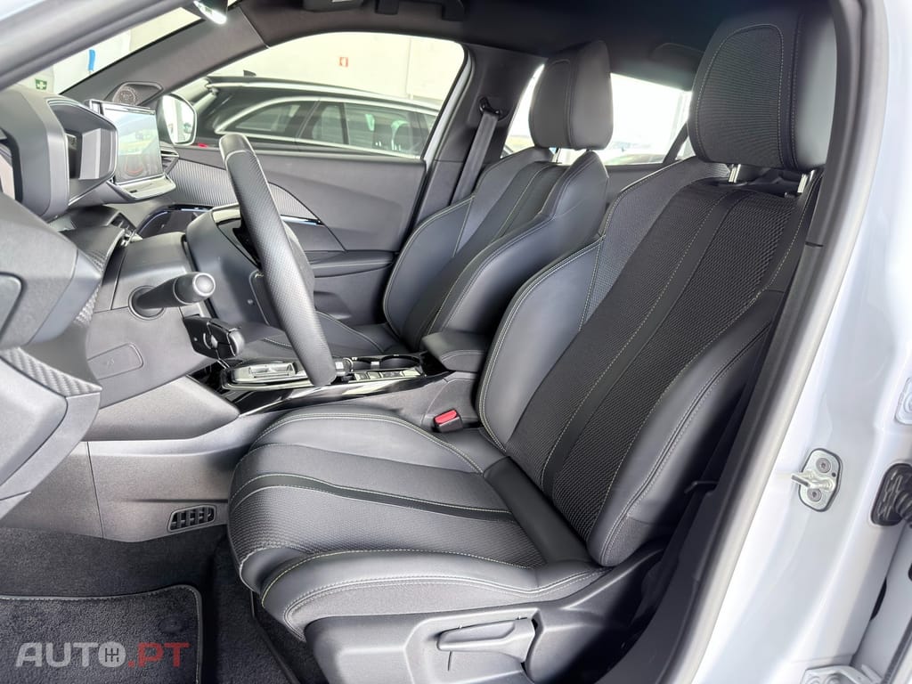 Peugeot E-2008 54 kWh GT