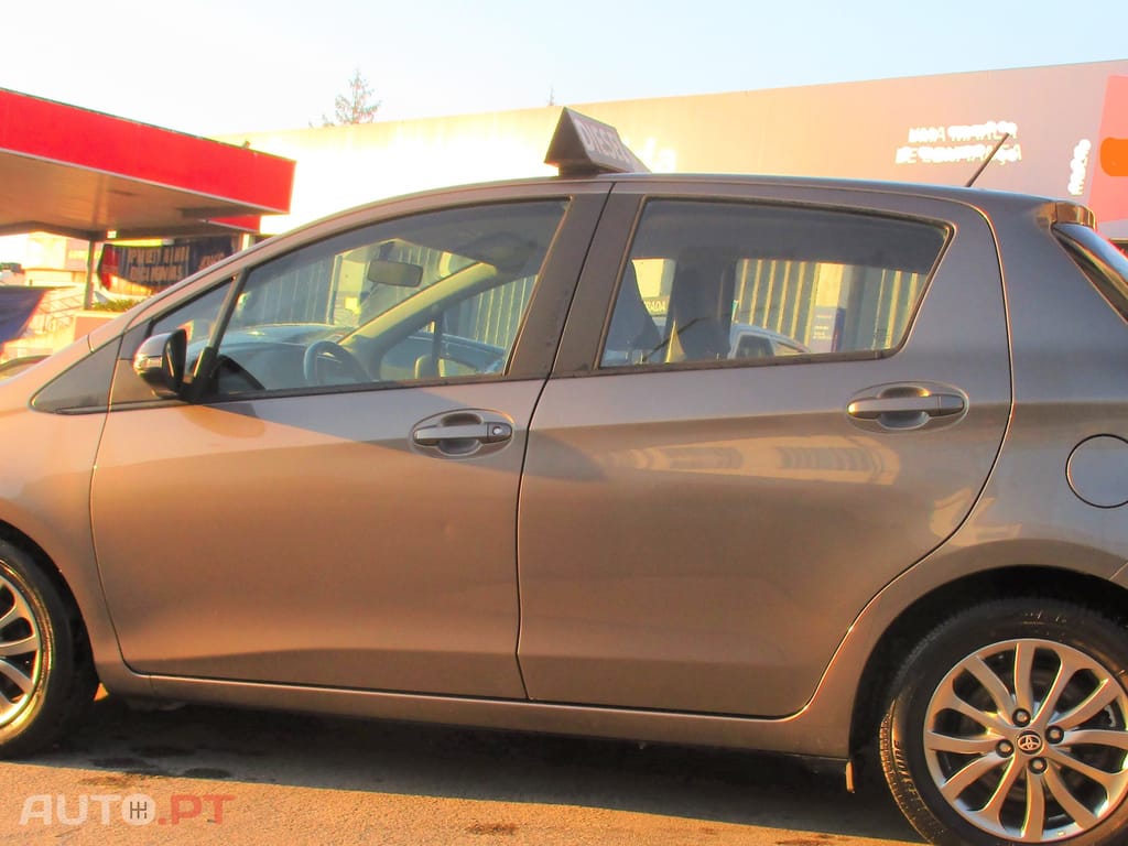 Toyota Yaris 1.4 D-4D Comfort+P.Style 90 cv cx/de 6 velocidades 12/2016