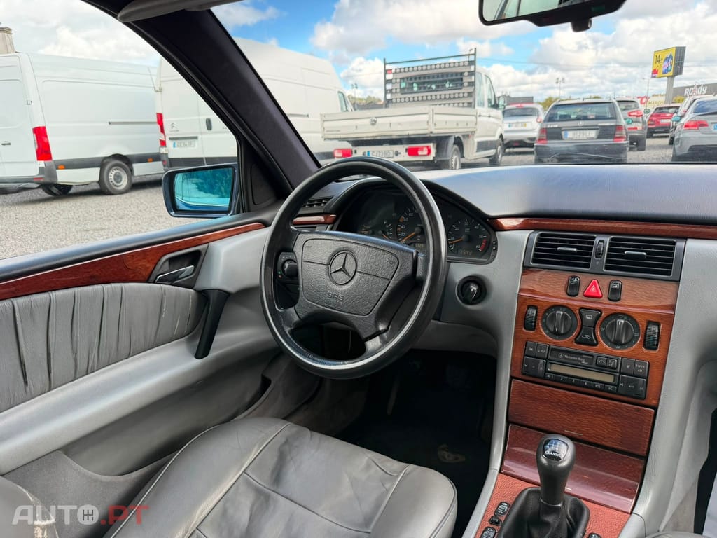 Mercedes-Benz E 220 D Classic