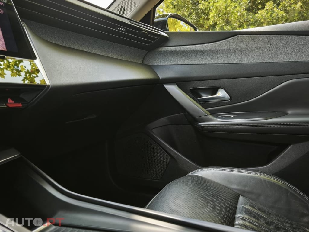 Peugeot e-2008 50 kWh GT — fotografia 25