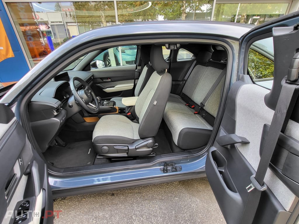 Mazda MX-30 e-Skyactiv Advantage+Modern Confidence