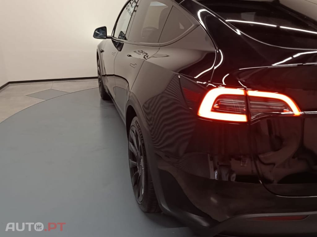 Tesla Model Y Standard RWD Plus — fotografia 24