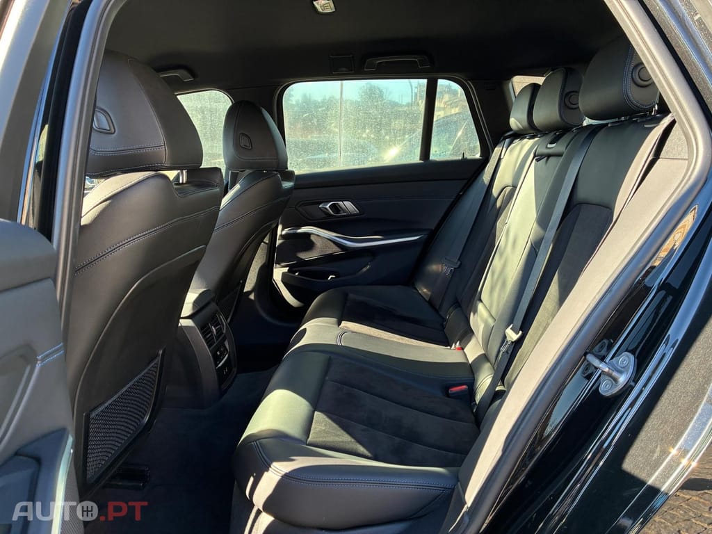 BMW 330 e Touring Pack M Auto — fotografia 17