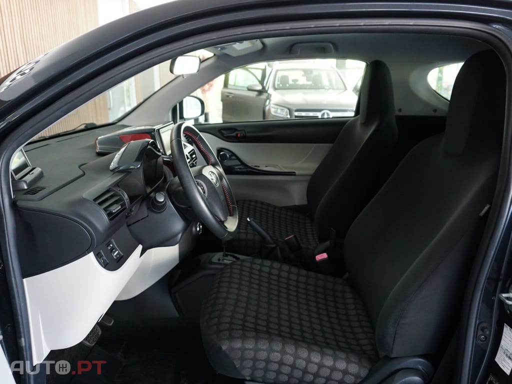 Toyota iQ 1.0 VVT-i 2 MultiDrive NAVI+Bluetooth