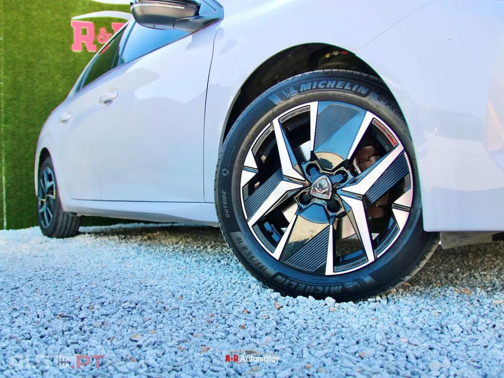 Peugeot 208 1.2 Hybrid Allure e-DCS6